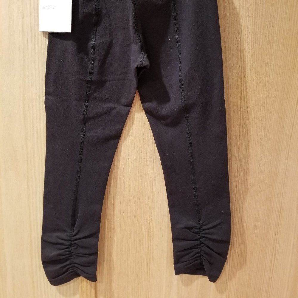 Beautiful Capri activewear - Picture 2 of 3